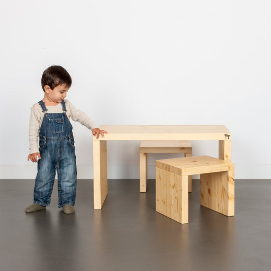 Mesa y taburetes Montessori Tēburu
